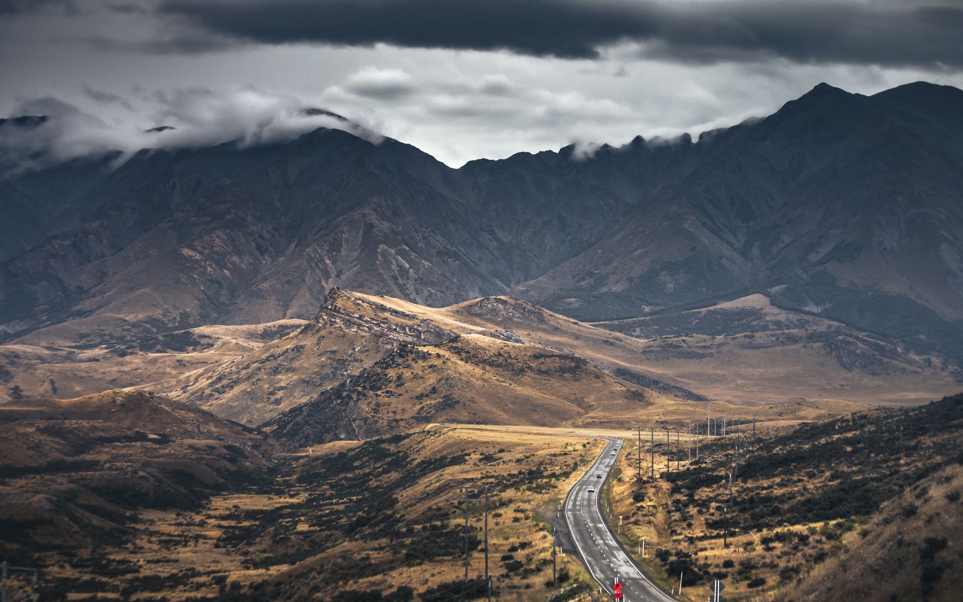 Dramatic New Zealand mountain ranges and lakes